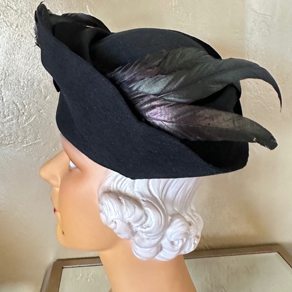 DEBONAIR 1930\'s BLACK FELT HAT + UPTURNED BRIM + IRIDESCENT ROOSTER FEATHER TRIM